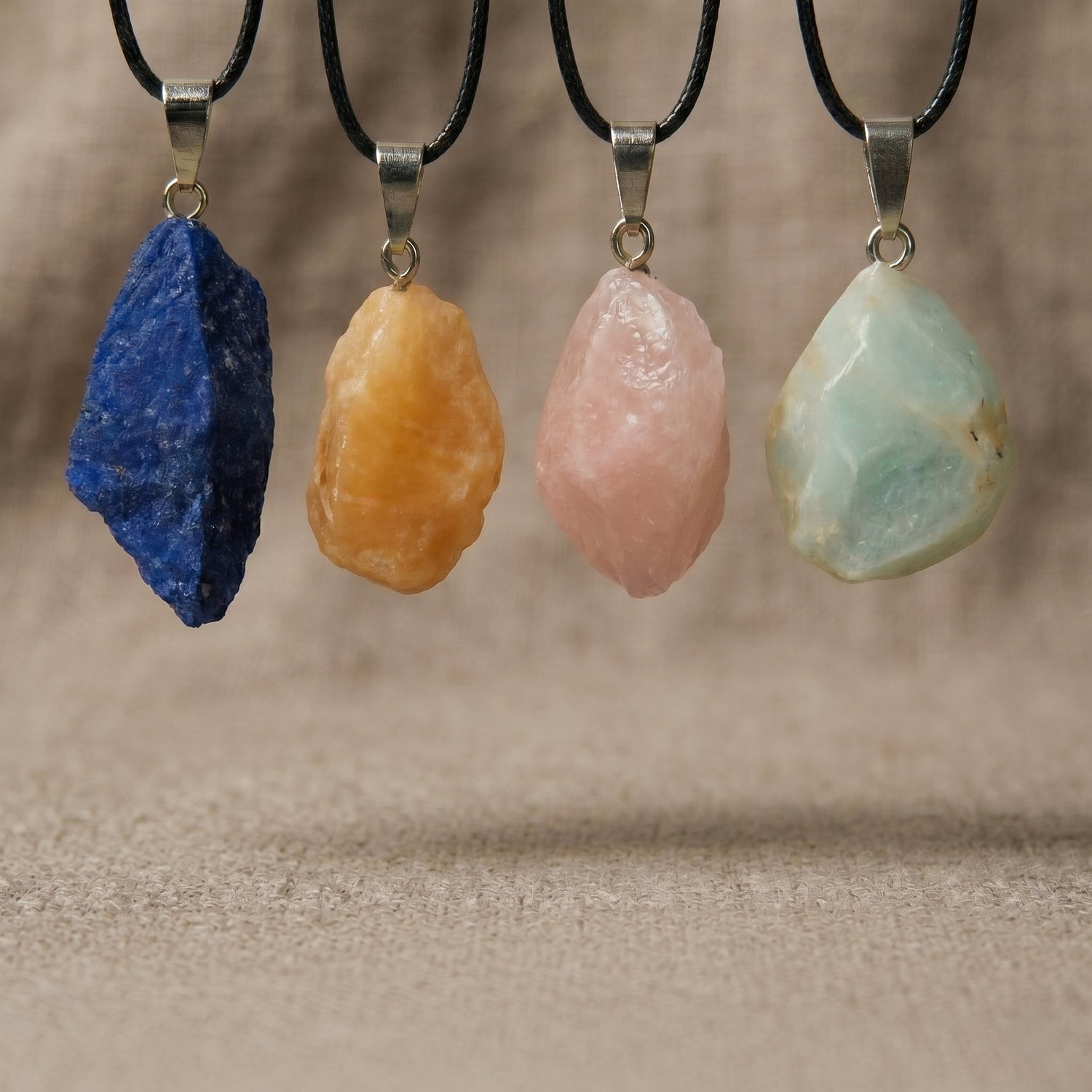 Ruwe edelsteen hangers - groothandel sieraden