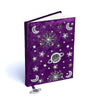 Cuaderno de terciopelo púrpura con galaxia