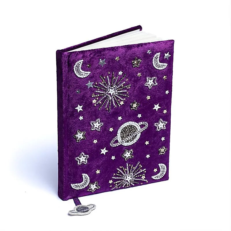 Cuaderno de terciopelo púrpura con galaxia