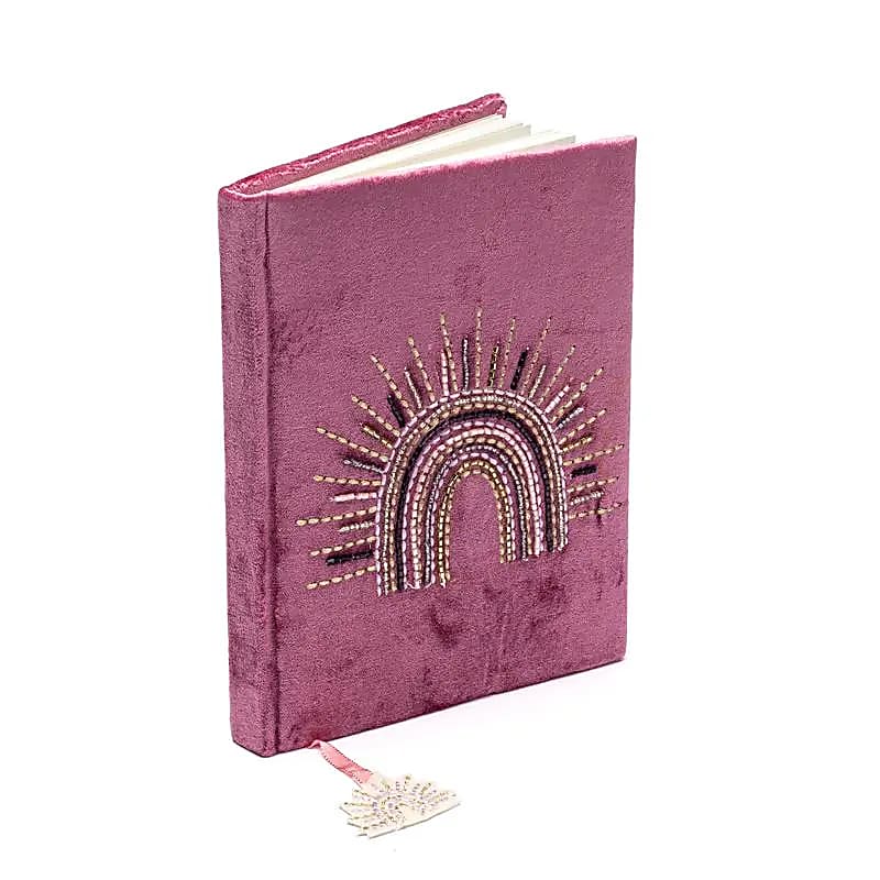 Cuaderno de terciopelo morado con arcoíris