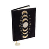 Cuaderno de terciopelo negro con fases lunares