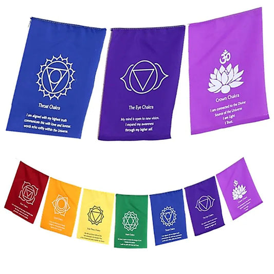 7 banderas de chakra en una cuerda con texto