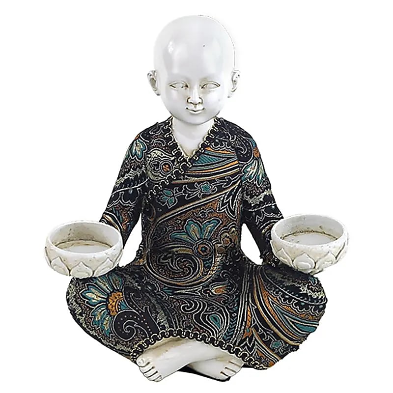 Pequeño monje con 2 portavelas de té