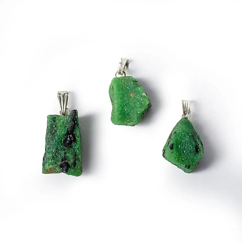 Colgante de gemas de Rubí Zoisita Anyolite en bruto