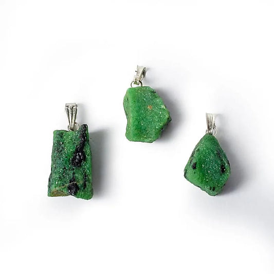 Ciondolo in Rubino Zoisite (Anyolite) grezzo