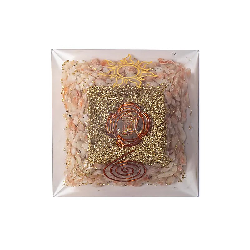 Pyramide d'orgonite pierre du soleil et symbole solaire