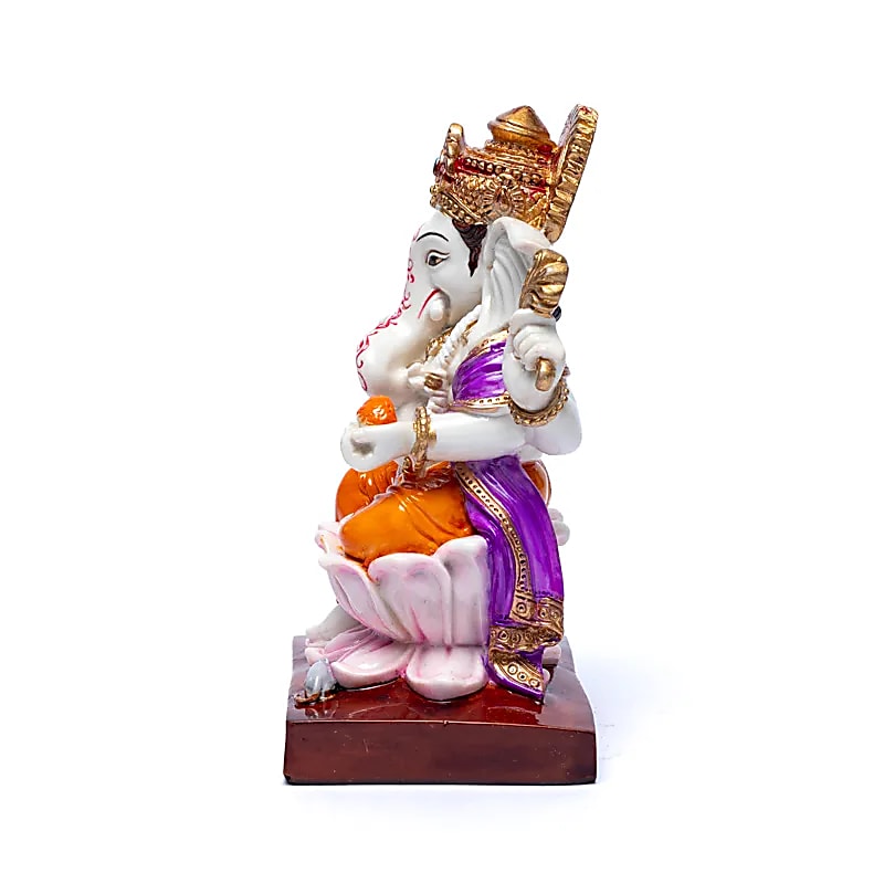 Ganesha op lotustroon Polyresin