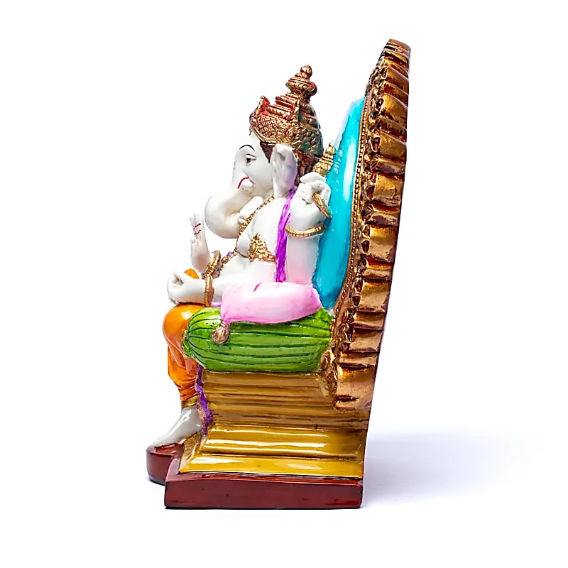 Ganesha op troon Polyresin